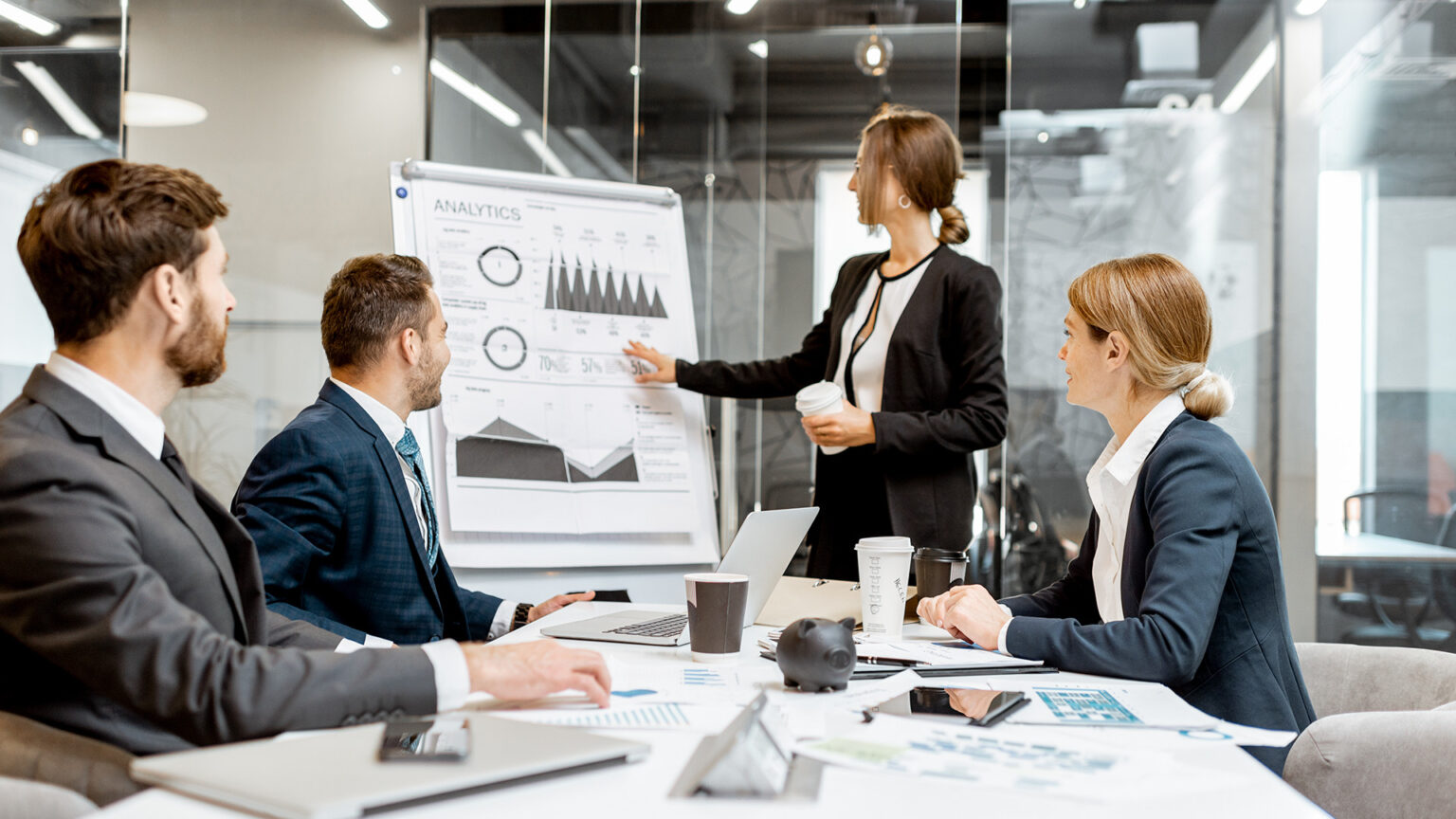 “Equipo de trabajo analizando gráficos y estrategias durante una presentación empresarial.”